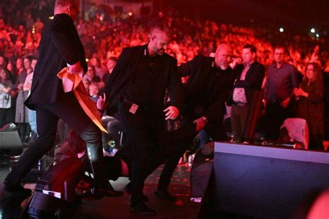 sket bot|Stormede 'X Factor': Ført væk af politiet – Ekstra Bladet.